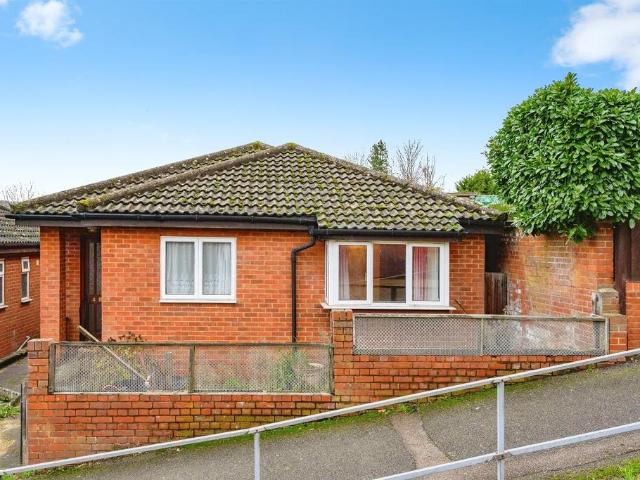 Bungalow for sale in Bennetts End, Pouchen End