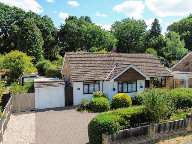 Bungalow for sale in Fleet, Hart