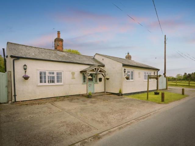 Bungalow for sale in Chipping Hill, Essex
