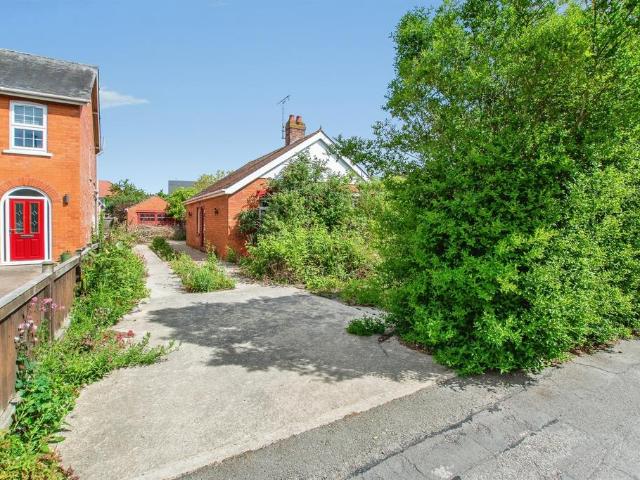 Bungalow for sale in Bladon Estate, Boston