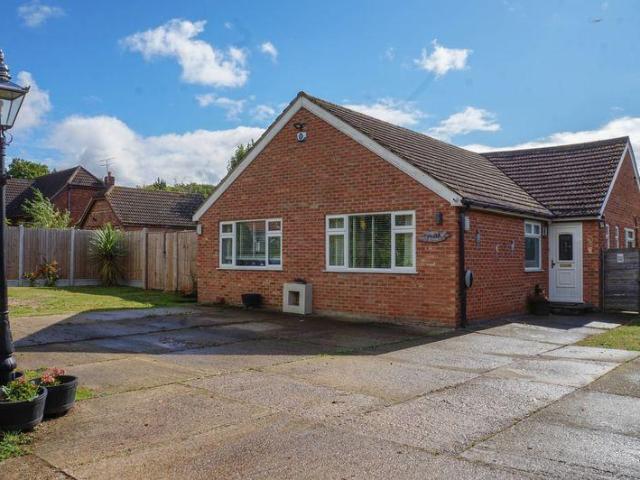 Bungalow for sale in Bowers Gifford, Basildon
