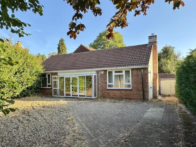 Bungalow for sale in Cramhurst, Fole