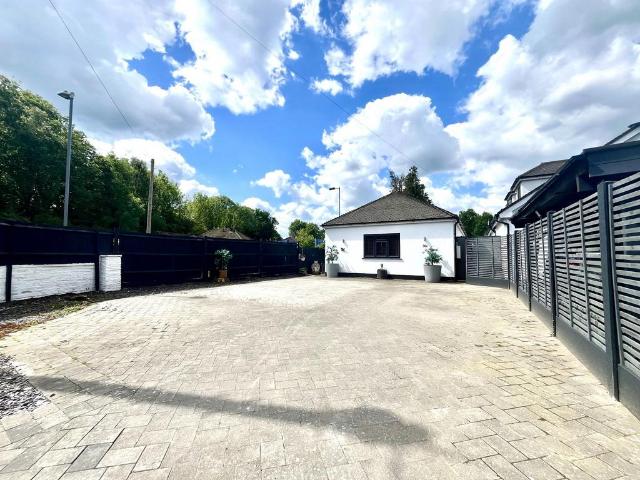 Bungalow for sale in Chessington, Hook