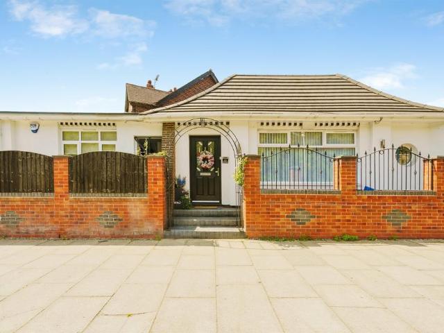 Bungalow for sale in Lower Bebington, Bebington