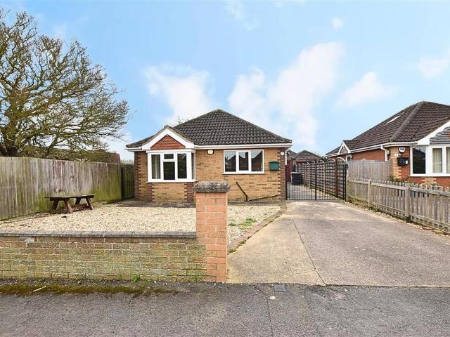 Bungalow for sale in Holton le Clay, Belleau