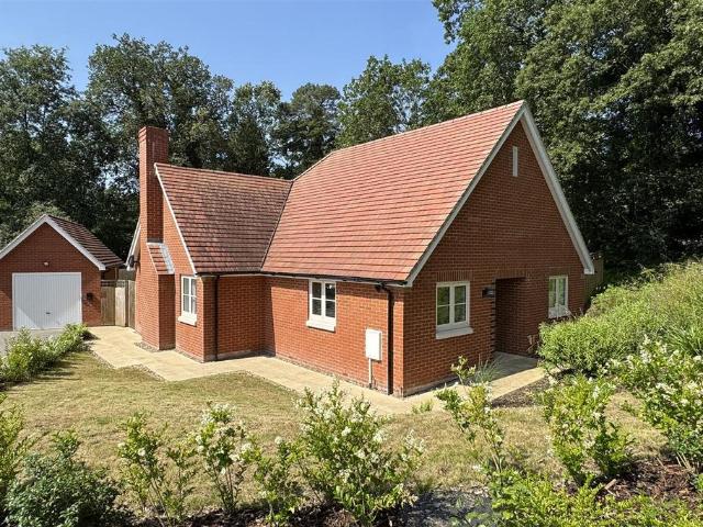 Bungalow for sale in Wormley, Fole