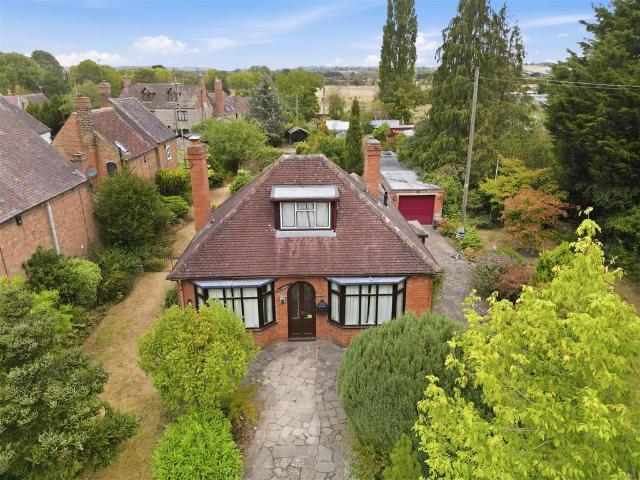 Bungalow for sale in Alderminster, Warwickshire