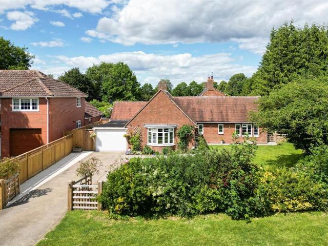 Bungalow for sale in Alderminster, Warwickshire