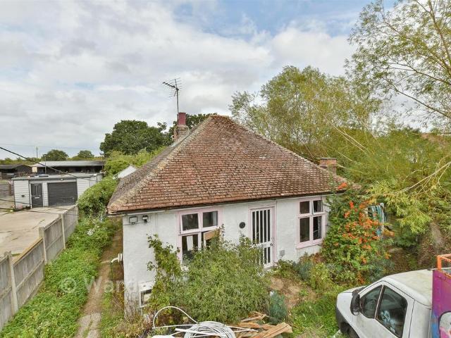 Bungalow for sale in Dargate, Swale