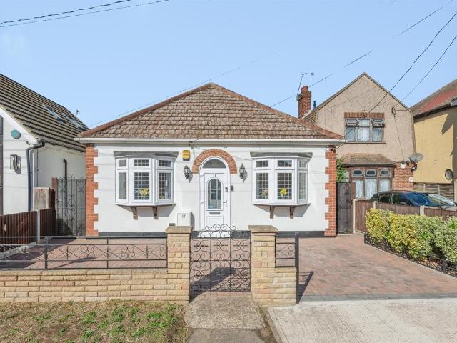 Bungalow for sale in South Hornchurch, Greater London