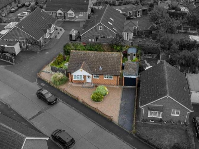 Bungalow for sale in Stroud Green, Barling