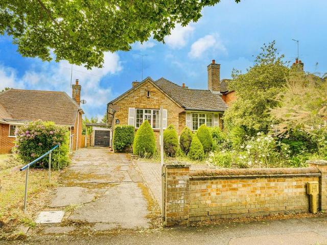 Bungalow for sale in Leighton-Linslade, Linslade