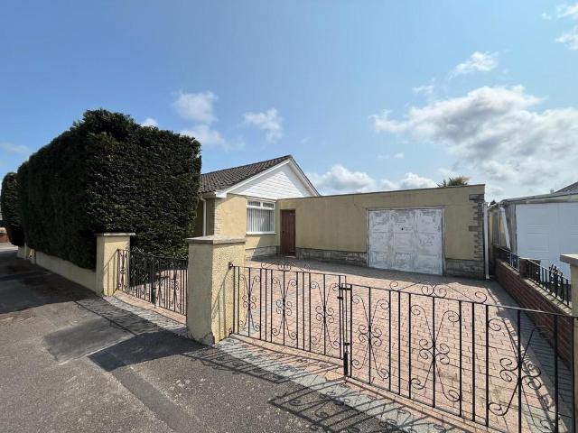 Bungalow for sale in Parkstone, Alderney