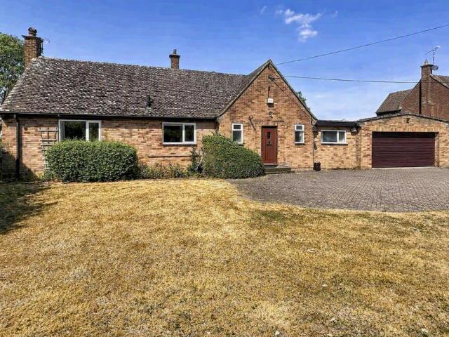 Bungalow for sale in Alderminster, Warwickshire
