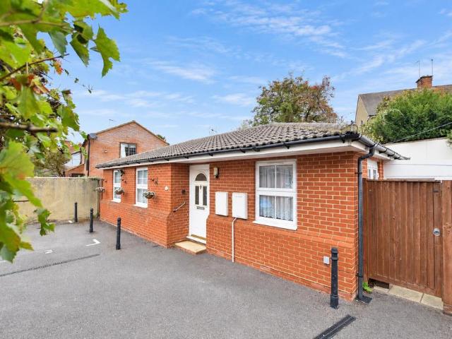 Bungalow for sale in Leighton-Linslade, Leighton Buzzard