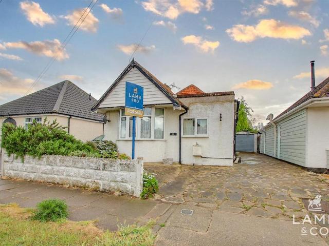 Bungalow for sale in Holland-on-Sea, Dale Hill