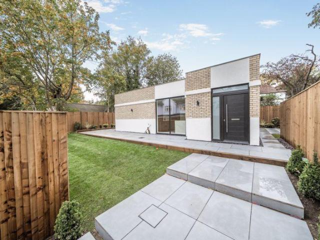 Bungalow for sale in London Borough of Croydon, Cat Hill