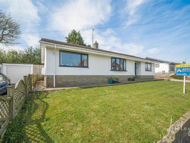 Bungalow for sale in Holtsfield, Wales