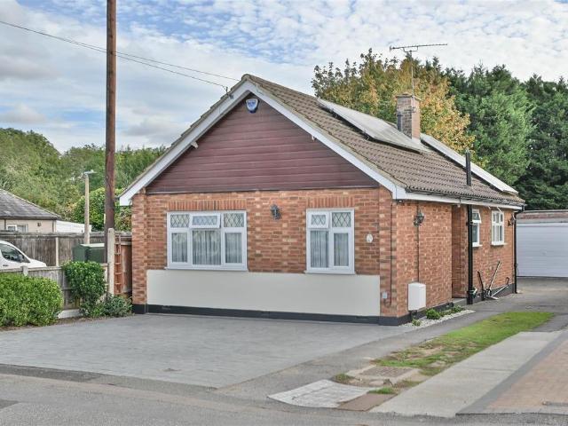 Bungalow for sale in Pilgrims' Hatch, Brentwood