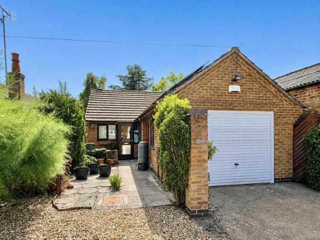 Bungalow for sale in Whetstone, Pinfold