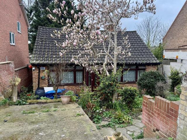 Bungalow for sale in Luton, Chatham