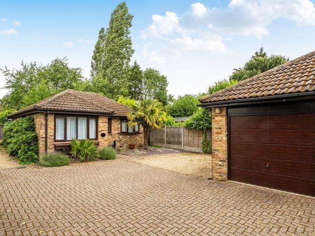 Bungalow for sale in Kingswood, North Watford