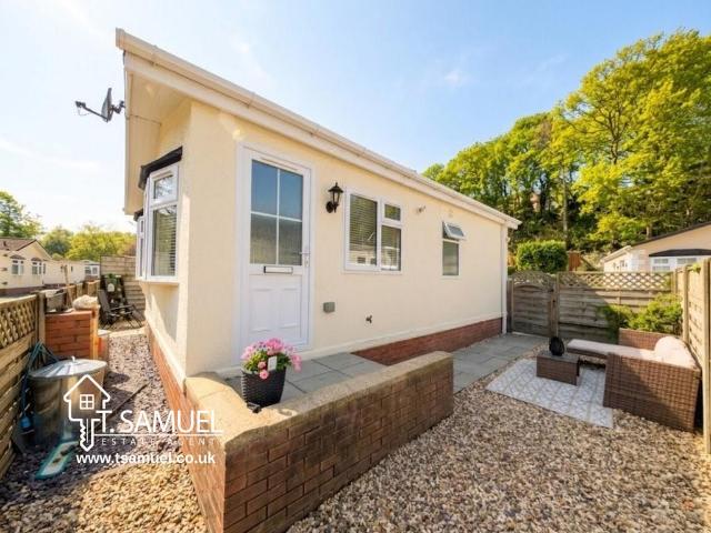 Bungalow for sale in Treharris, Wales