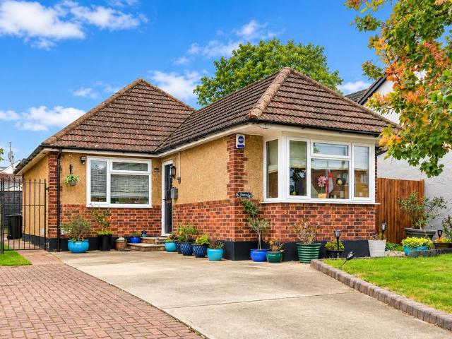 Bungalow for sale in Bowers Gifford, Basildon