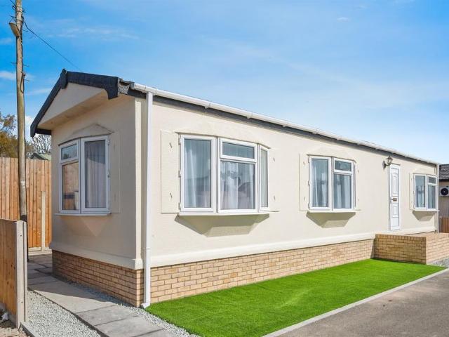 Bungalow for sale in Cobholm Island, Stokesby