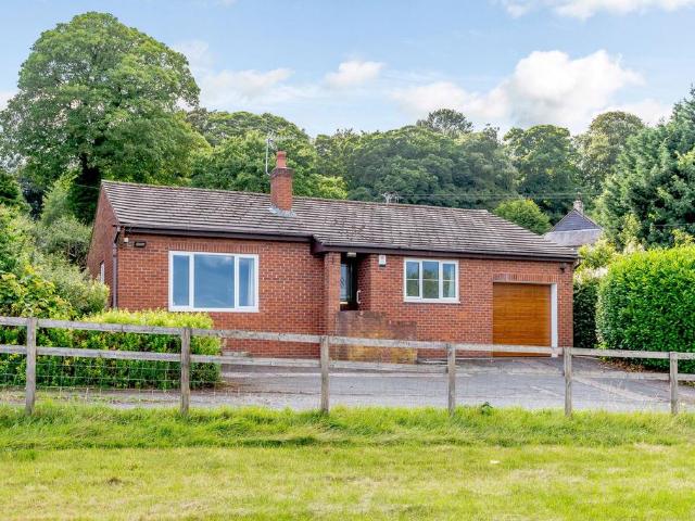 Bungalow for rent in Mold, Wales