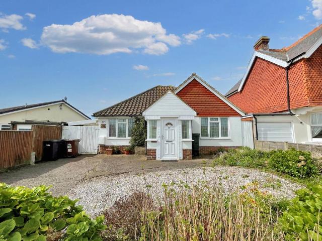 Bungalow for rent in Polegate, Cross In Hand