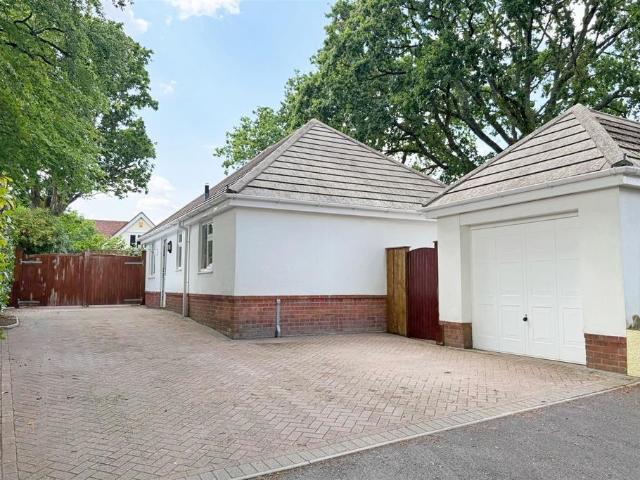 Bungalow for rent in Corfe Mullen