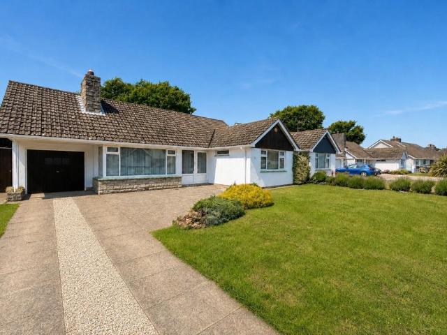Bungalow for rent in Highcliffe