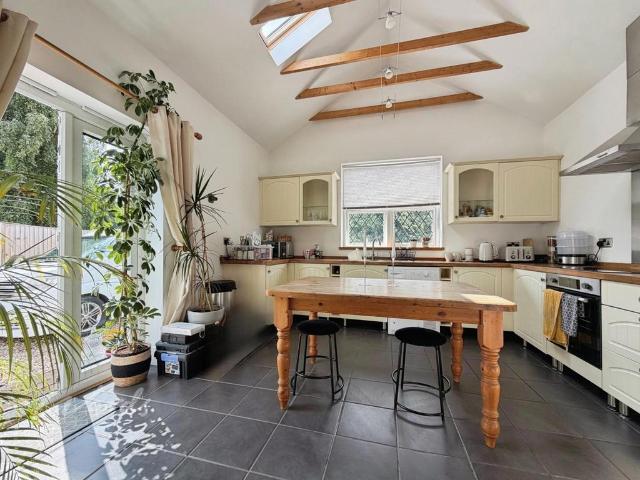 Bungalow for rent in Bromstone, Acol