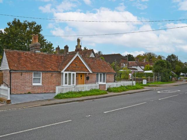 Bungalow for rent in Heathlands, East Sussex