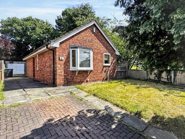Bungalow for rent in Lea, Higher Bartle