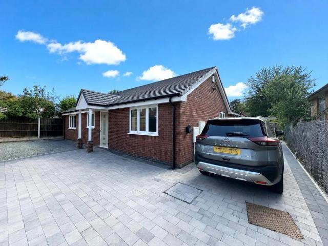 Bungalow for rent in Kingswinford, West Midlands