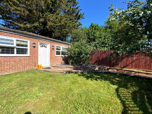 Bungalow for rent in Totteridge, High Wycombe