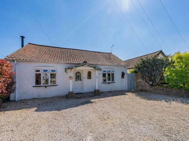 Bungalow for sale in Denham
