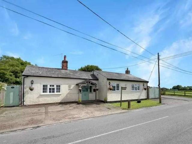 Bungalow for sale in Chipping Hill, Essex