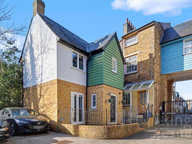 House for sale in Hertford, Colliers End