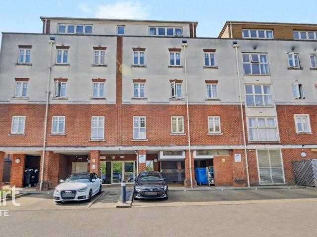 Flat for sale in Southgate, Greater London