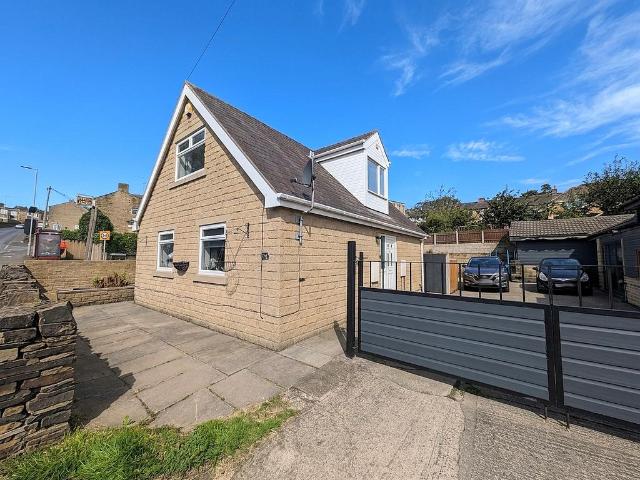 House for sale in Brookfoot, Rastrick