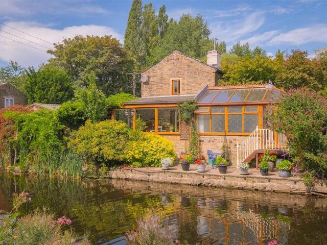 House for sale in Elland, West Yorkshire