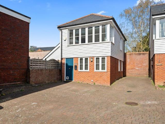 House for sale in Stoneleigh, Ewell