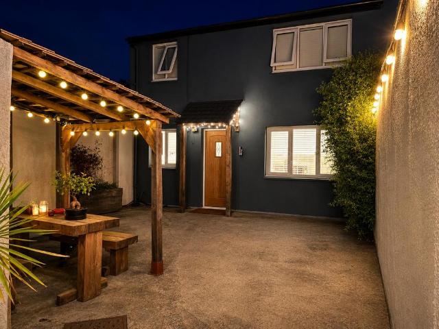House for sale in Plasnewydd, Falcon Lodge