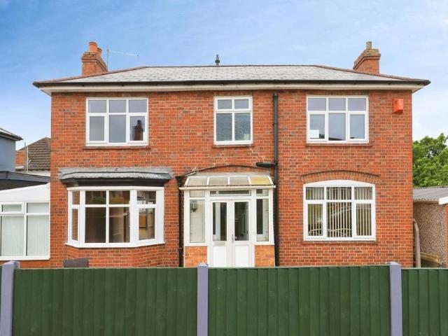 House for sale in Goldthorn Hill, Compton