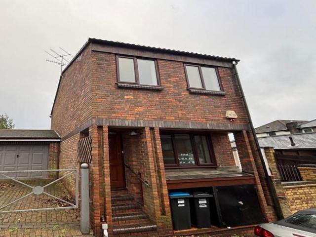 House for sale in Hillview, Surrey
