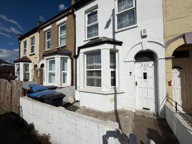 House for sale in Ponders End, Greater London