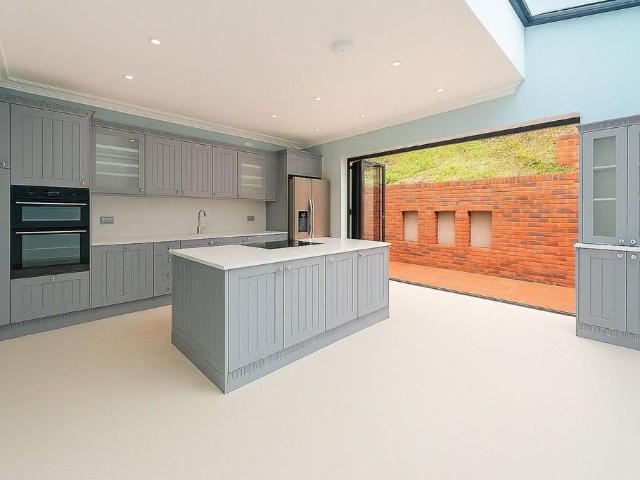 House for sale in East Greenwich, Greater London